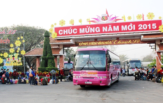 ບັນດາຖ້ຽວລົດບັນທຸກກຳມະກອນກັບເມືອບ້ານຕ້ອນຮັບບຸນເຕັດ